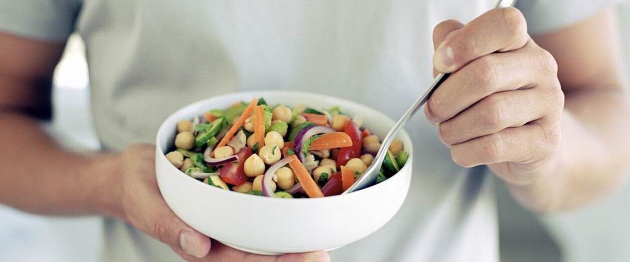 E Mann ësst Liewensmëttel, déi gutt fir d'Potenz sinn